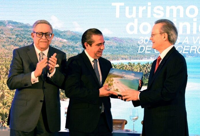 Ministro-de-Turismo-valora-aportes-del-Banco-Popular
